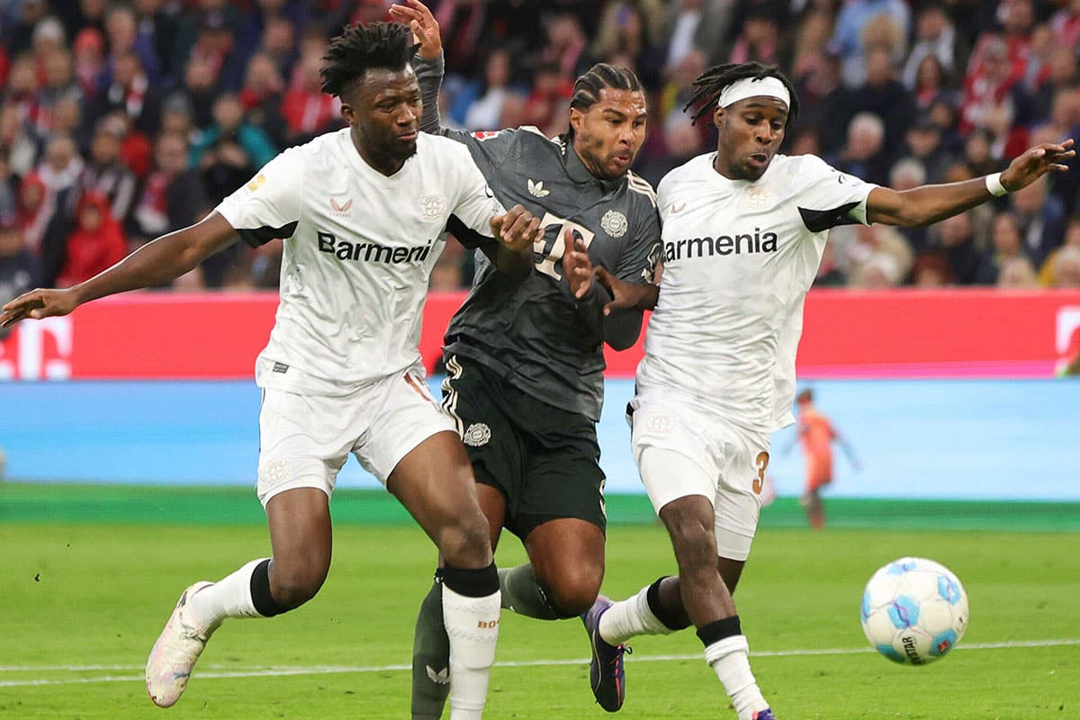 Gnabry gegen Tapsoba und Frimpong / Bayern Leverkusen DFB-Pokal Tipp (© dpa picture alliance / Alamy Stock Photo)