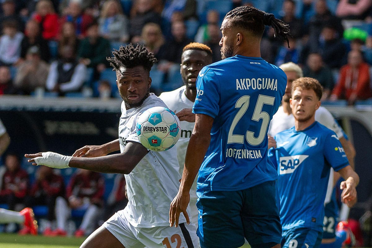 Edmond Tapsoba vs. Kevin Akpoguma / Leverkusen Hoffenheim Tipp (© Eibner-Pressefoto / Alamy Stock Photo)