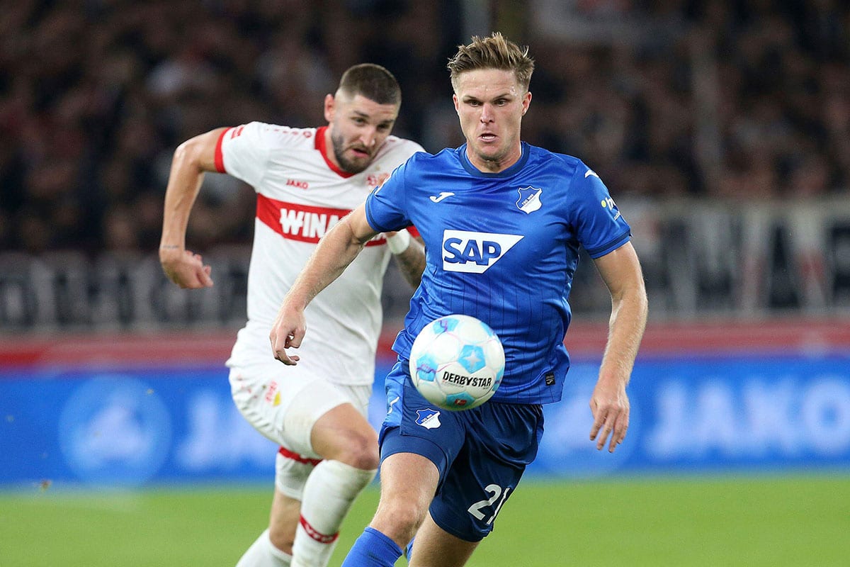 Marius Bülter gegen Jeff Chabot / Hoffenheim Stuttgart Tipp (© dpa picture alliance / Alamy Stock Photo)