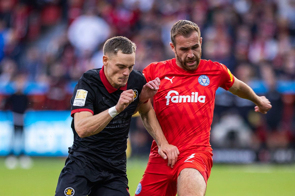 Marco Komenda gegen Florian Wirtz / Kiel Leverkusen Tipp (© Moritz Müller / Alamy Stock Photo)